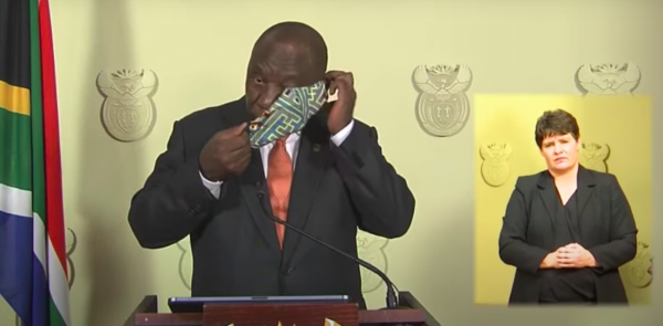 Президент ЮАР попытался надеть маску во время обращения к гражданам. Но нет, он не понял, как это работает